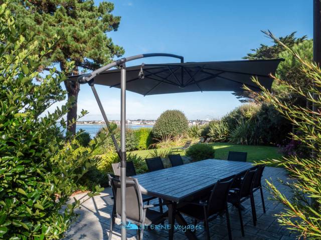 REF 820 - Superbe Maison Bretonne face � la mer avec Grand Jardin clos 